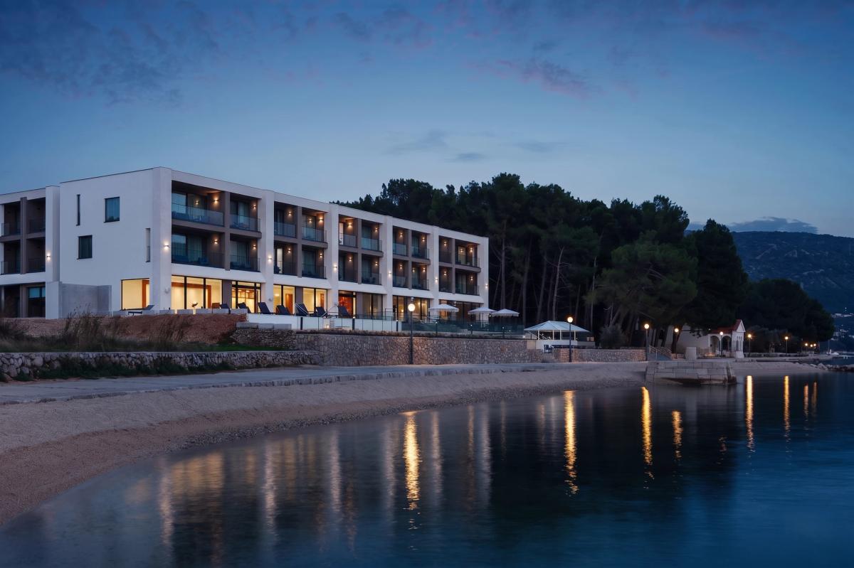 Savjetovanje na projektu Hotel Isolano na Cresu — stručna podrška IVN Architecture u svim fazama realizacije luksuznog hotela 5* iz Marriott Autograph Collection unutar postojeće borove šumice.