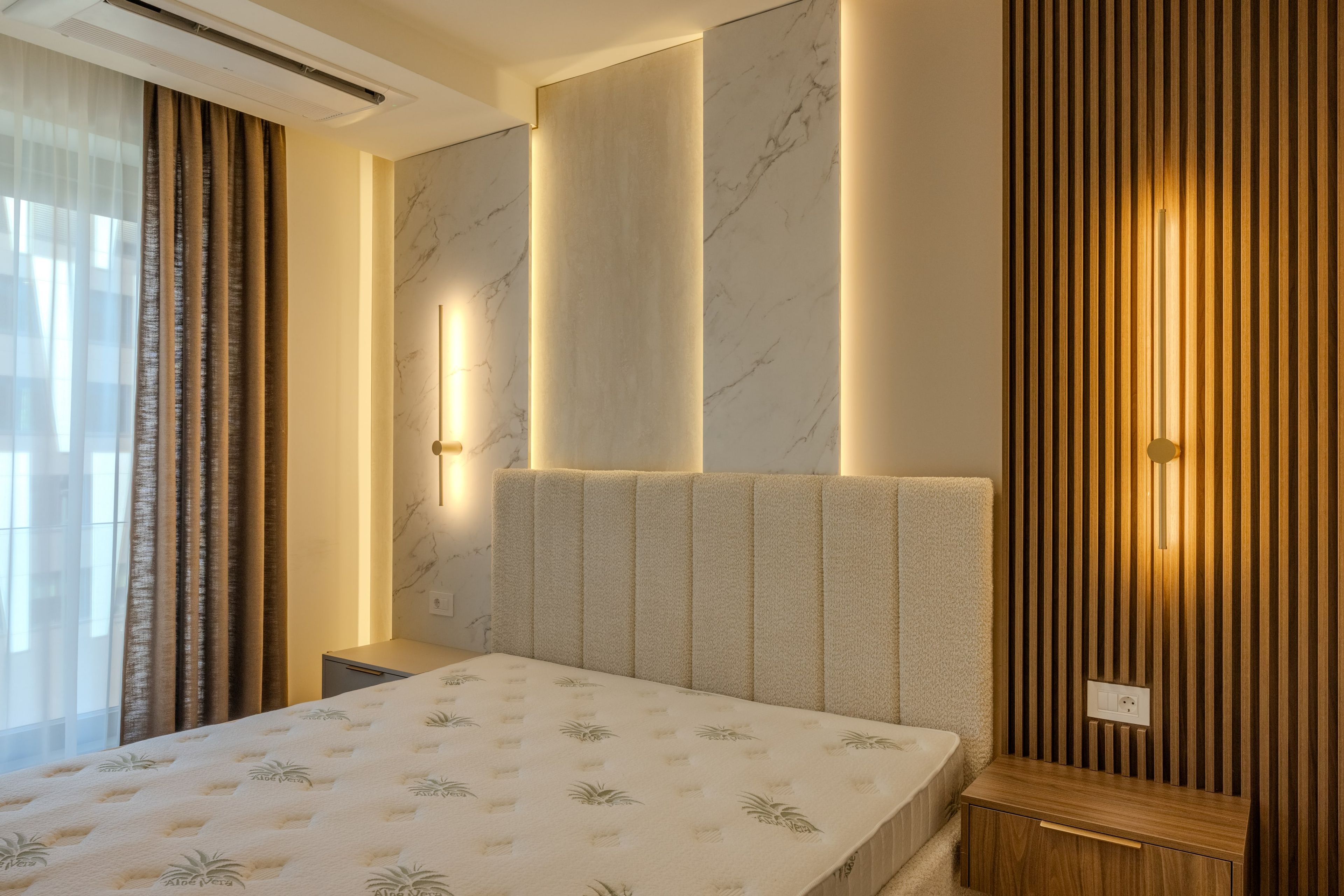 Spavaća soba sa lamelama - Beograd · stan · orah + LED