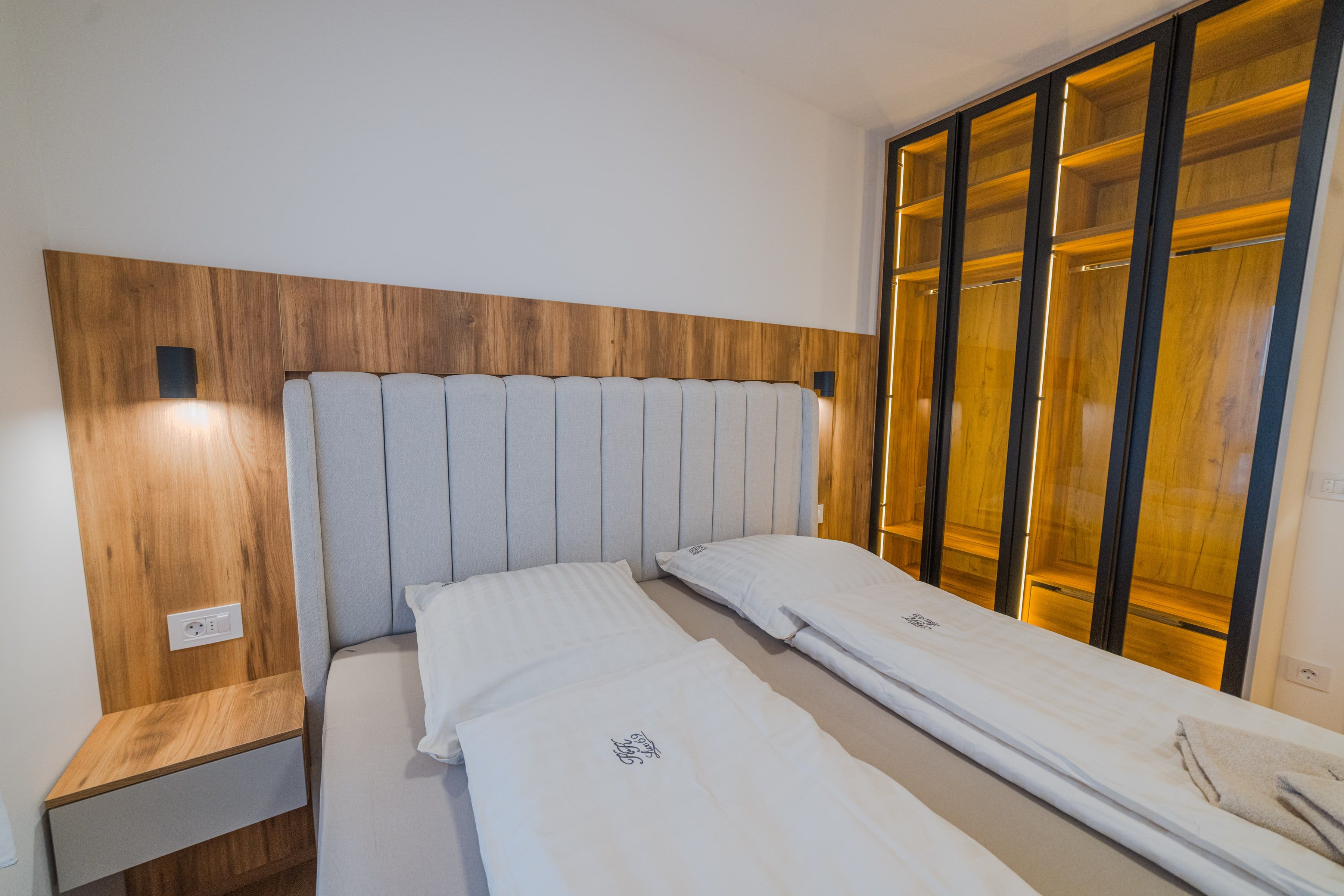 Plakar sa staklenim vratima - Zlatibor · apartman · hrast + crni ram