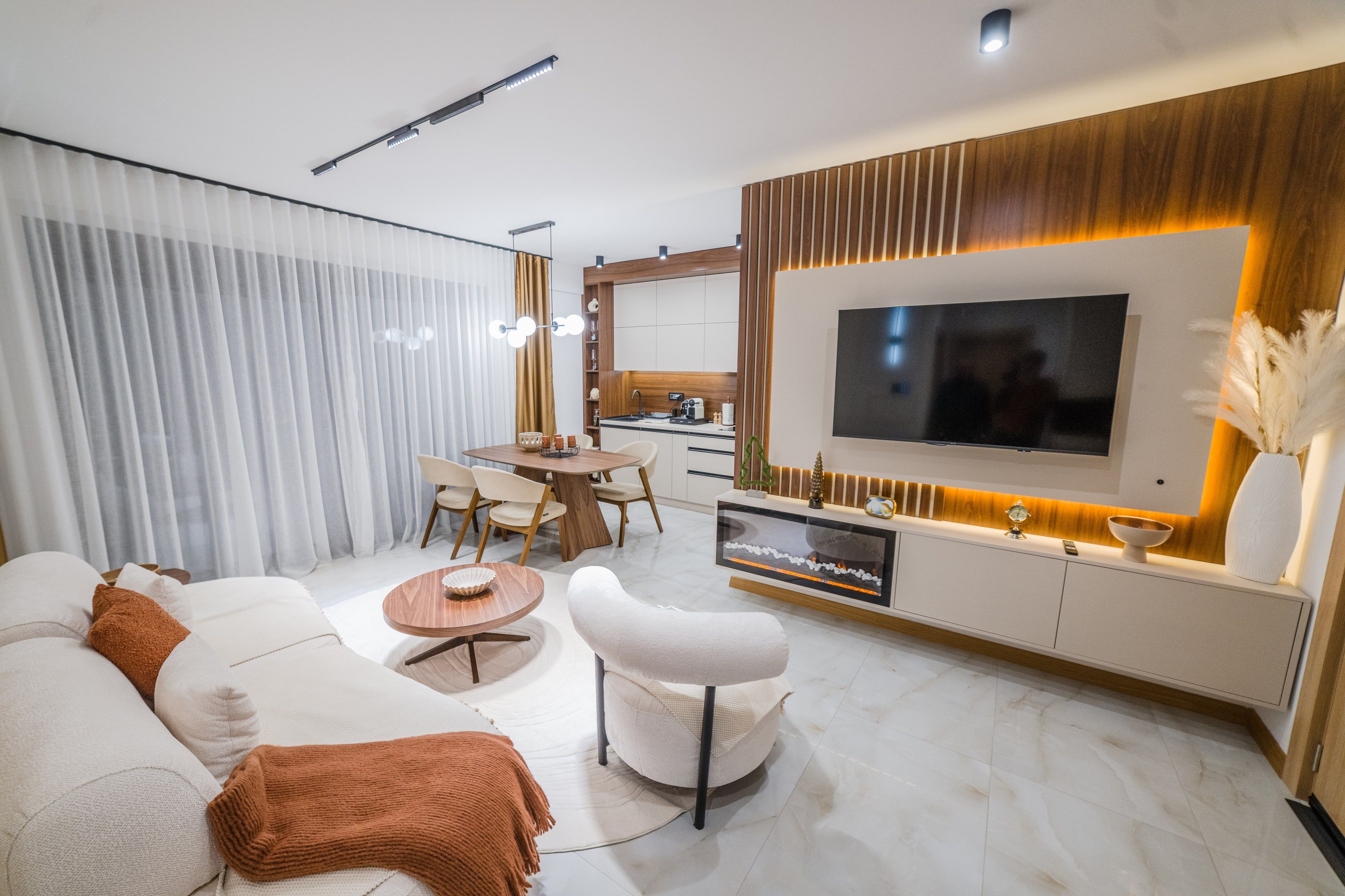 TV zid sa lamelama i kaminom - Zlatibor · apartman · drvene lamele + LED