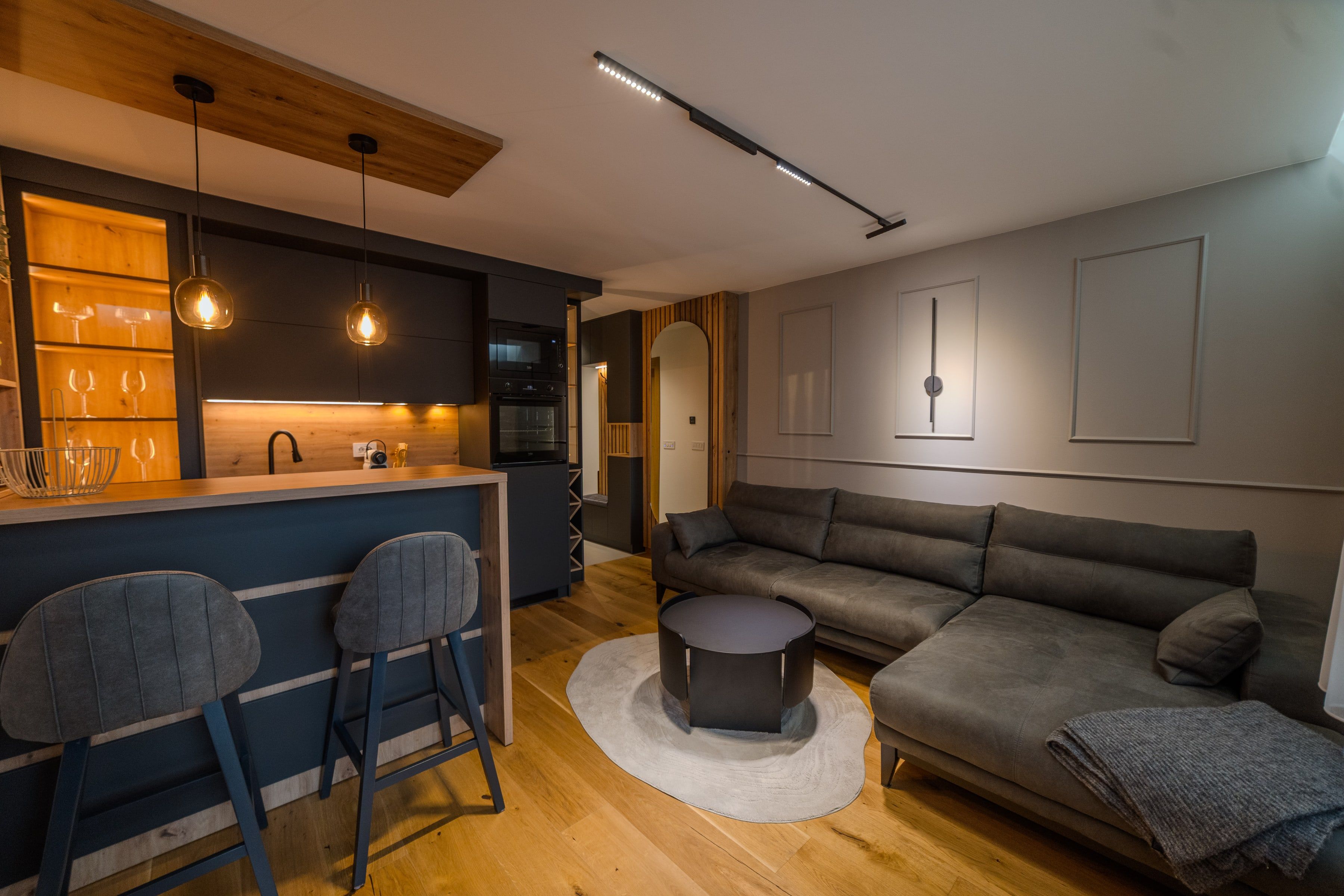 Kuhinja sa šankom - Zlatibor · apartman · grafit + hrast
