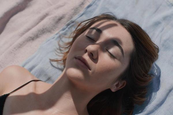 'FORASTERA', protagonizada por Zoe Stein y Lluís Homar. Premio FIPRESCI. En cines el próximo 11 de septiembre