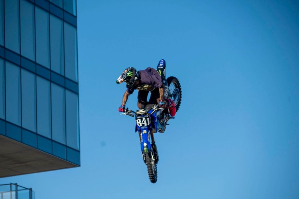 exhibición de salto con moto en el circuito del jarama 19-09-2026