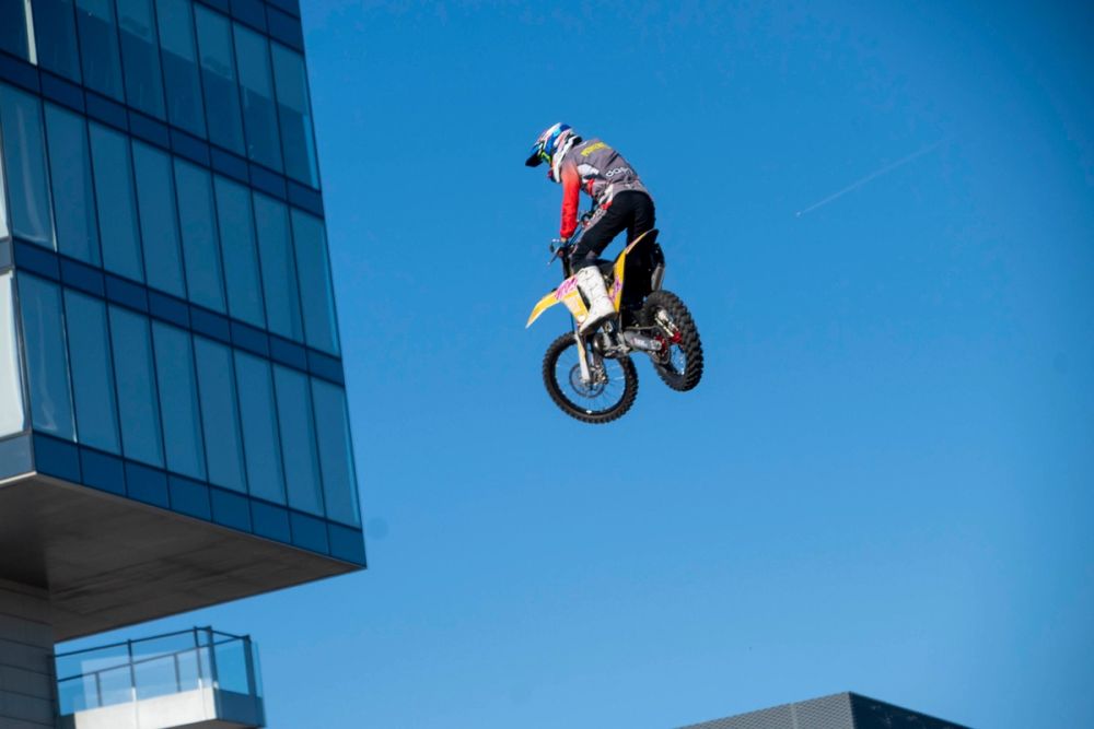 exhibición de salto con moto en el circuito del jarama 19-09-2026