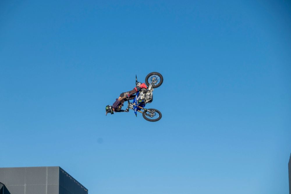 exhibición de salto con moto en el circuito del jarama 19-09-2026