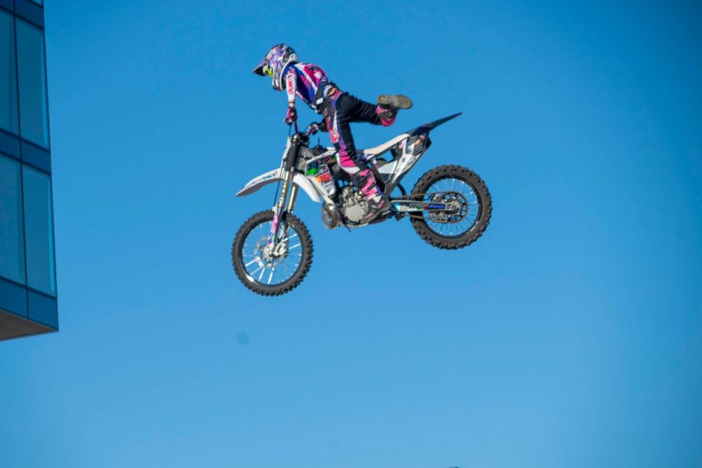 exhibición de salto con moto en el circuito del jarama 19-09-2026