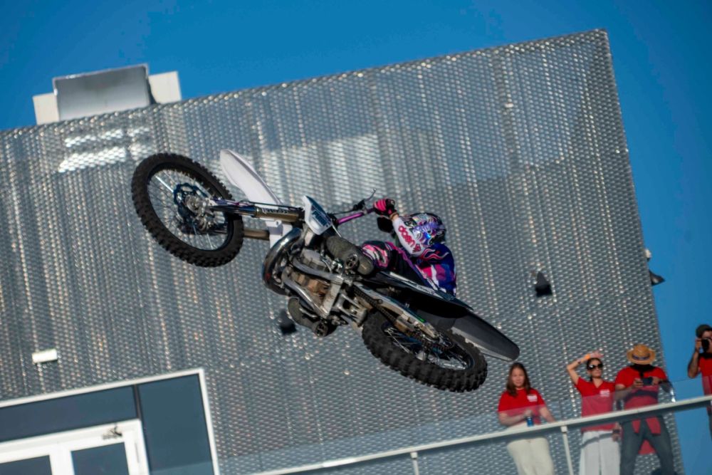 exhibición de salto con moto en el circuito del jarama 19-09-2026