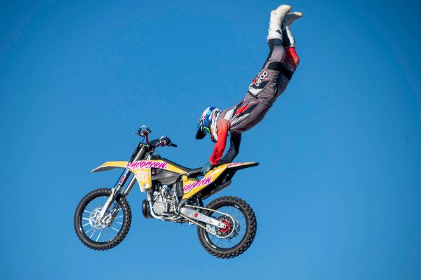 exhibición de salto con moto en el circuito del jarama 19-09-2026