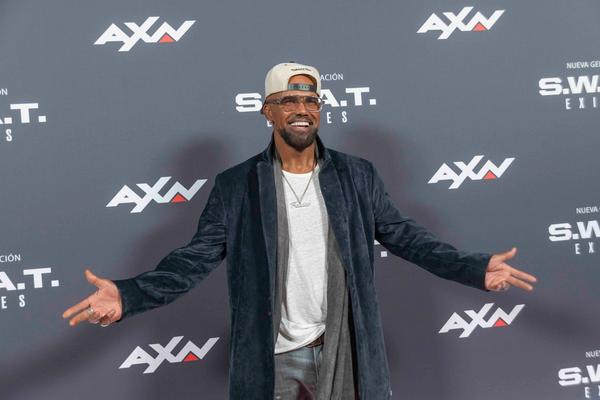 Shemar Moore deslumbra en Madrid con el preestreno de 'S.W.A.T.: Exiles' en el Palacio de la Prensa