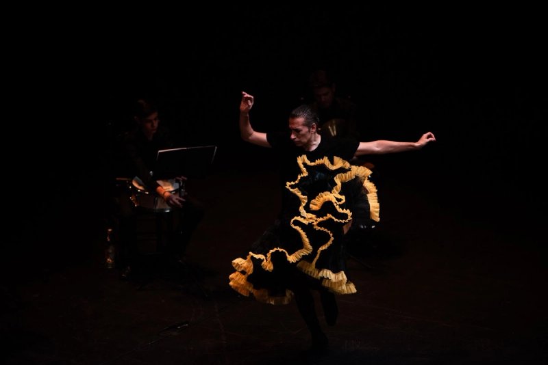 Israel Galván desnuda el bolero en la Bienal de Flamenco