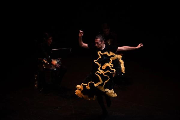 Israel Galván desnuda el bolero en la Bienal de Flamenco