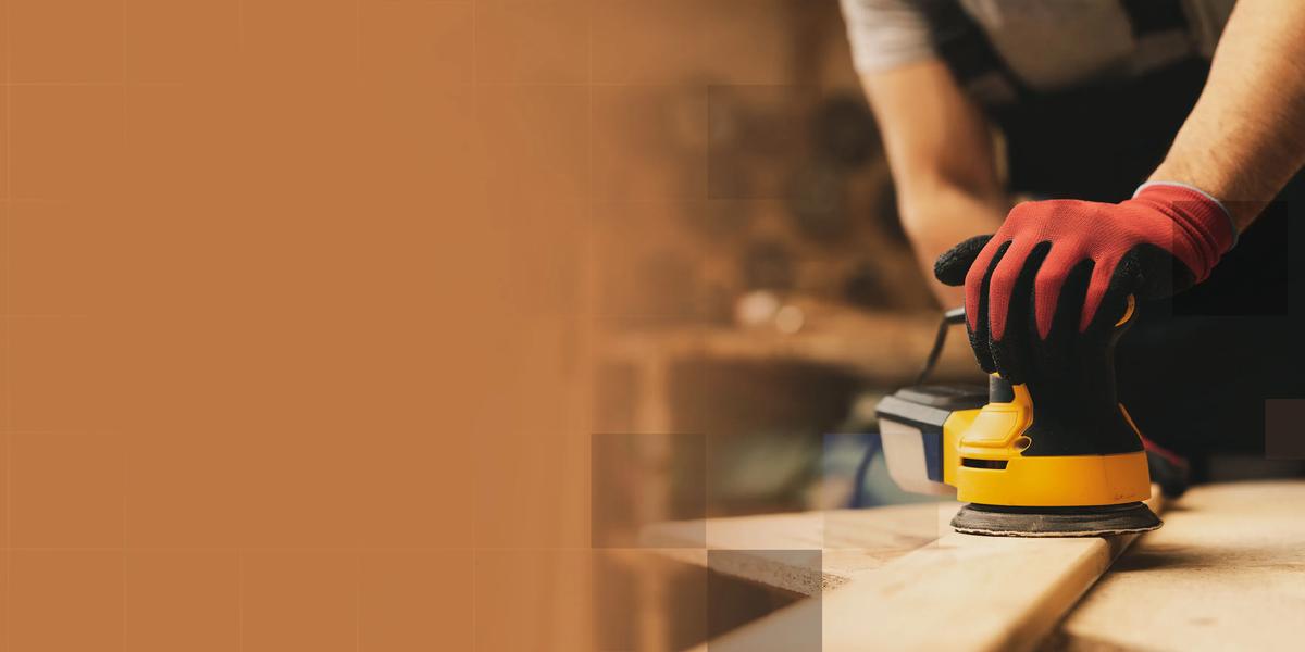 Proprietar verificând contractul cu meseriașul înainte de renovare - Meseriaș Local