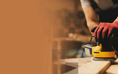 Proprietar verificând contractul cu meseriașul înainte de renovare - Meseriaș Local