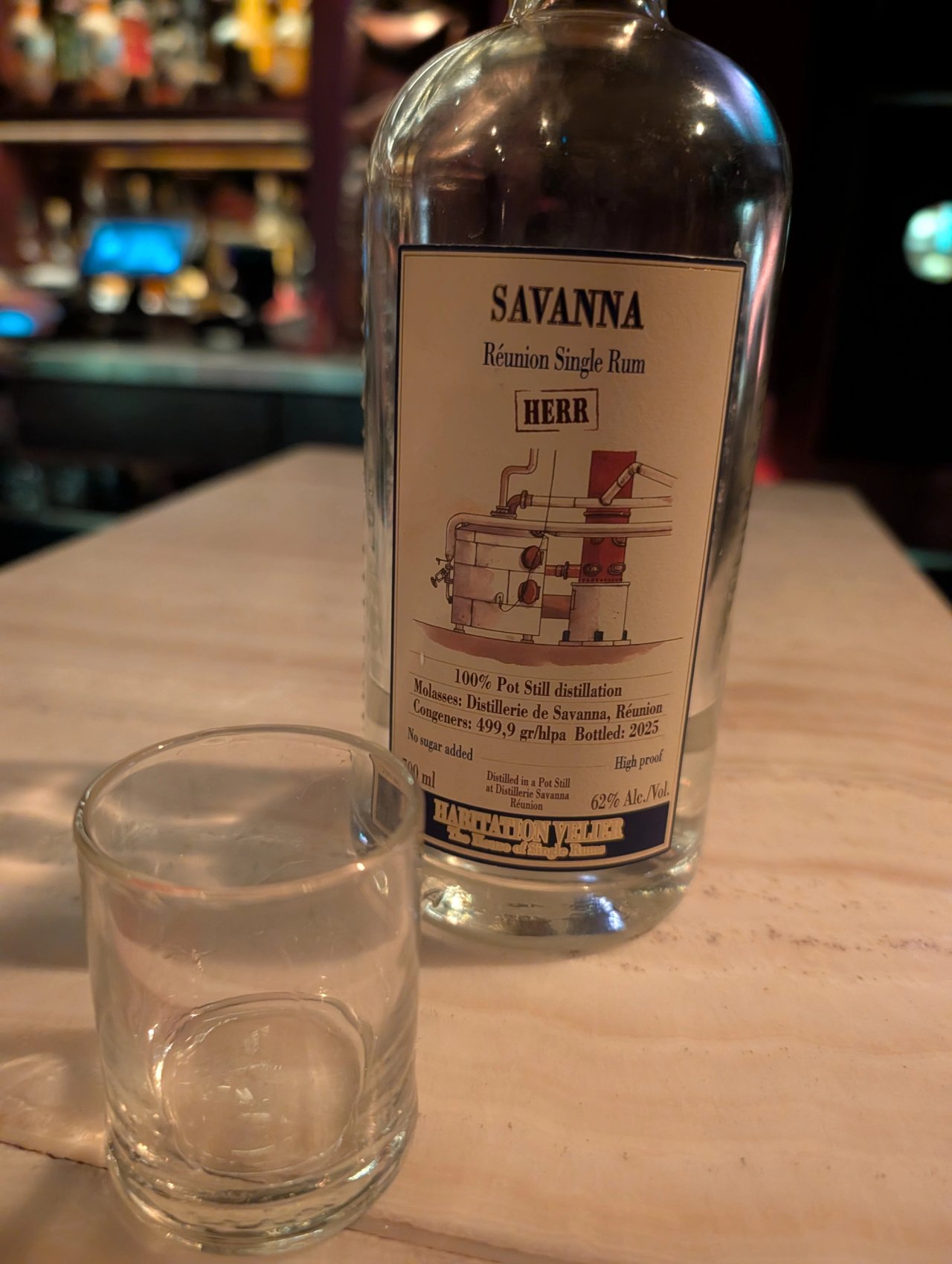 A bottle of Habitation Velier Savanna HERR from Réunion beside a small tasting glass