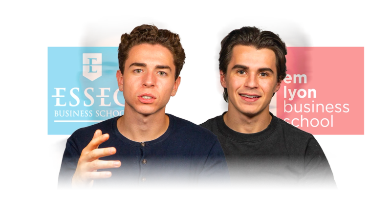 Teacher standing in front of a premium flowexam.com dashboard, explaining TOEIC strategies, grammar rules, vocabulary patterns, and techniques to maximize their score. Modern digital interface of flowexam.com, the platform that has supported over 2,000 students in their TOEIC preparation.