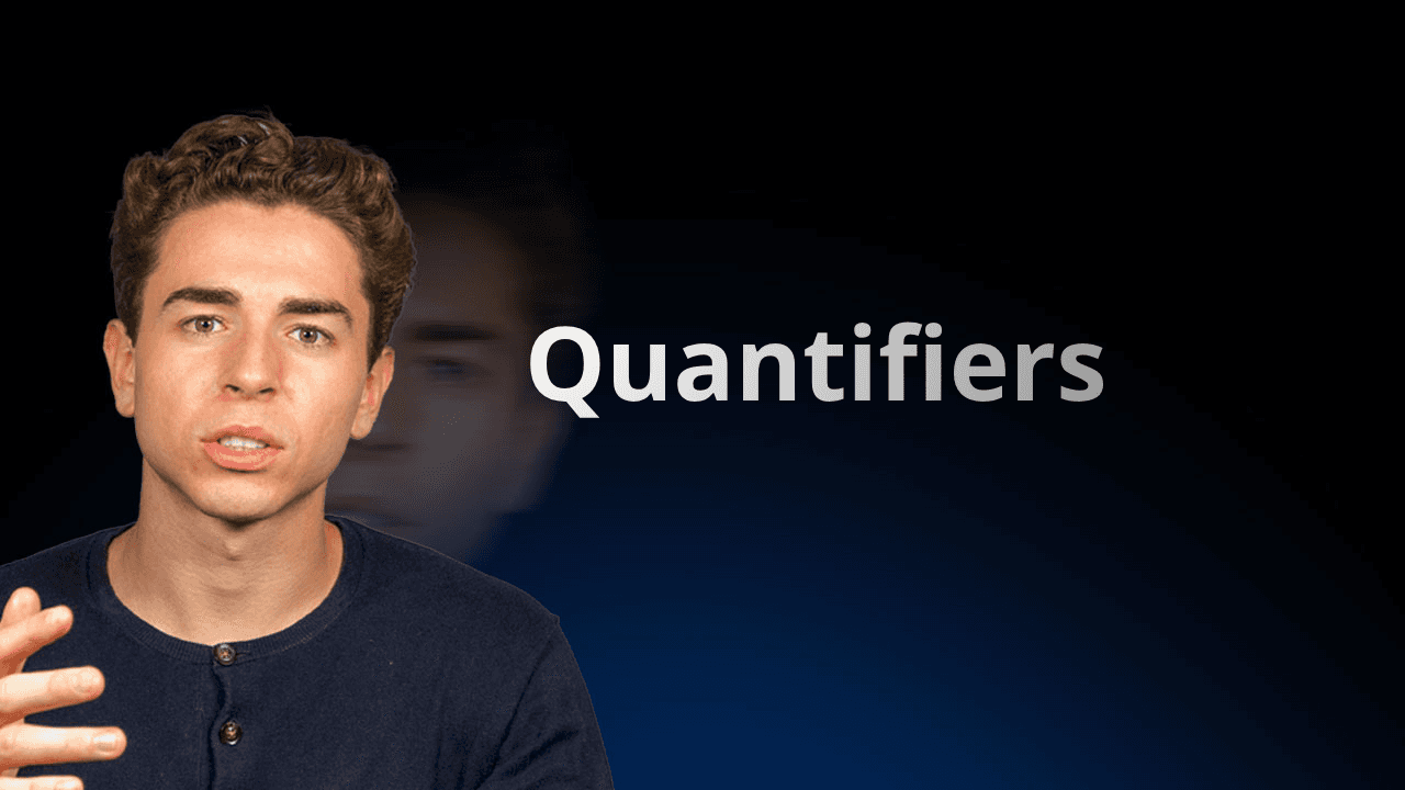 Guru flowexam.com menerangkan kata kuantiti dalam Bahasa Inggeris di papan hitam menggunakan kapur untuk persediaan TOEIC®