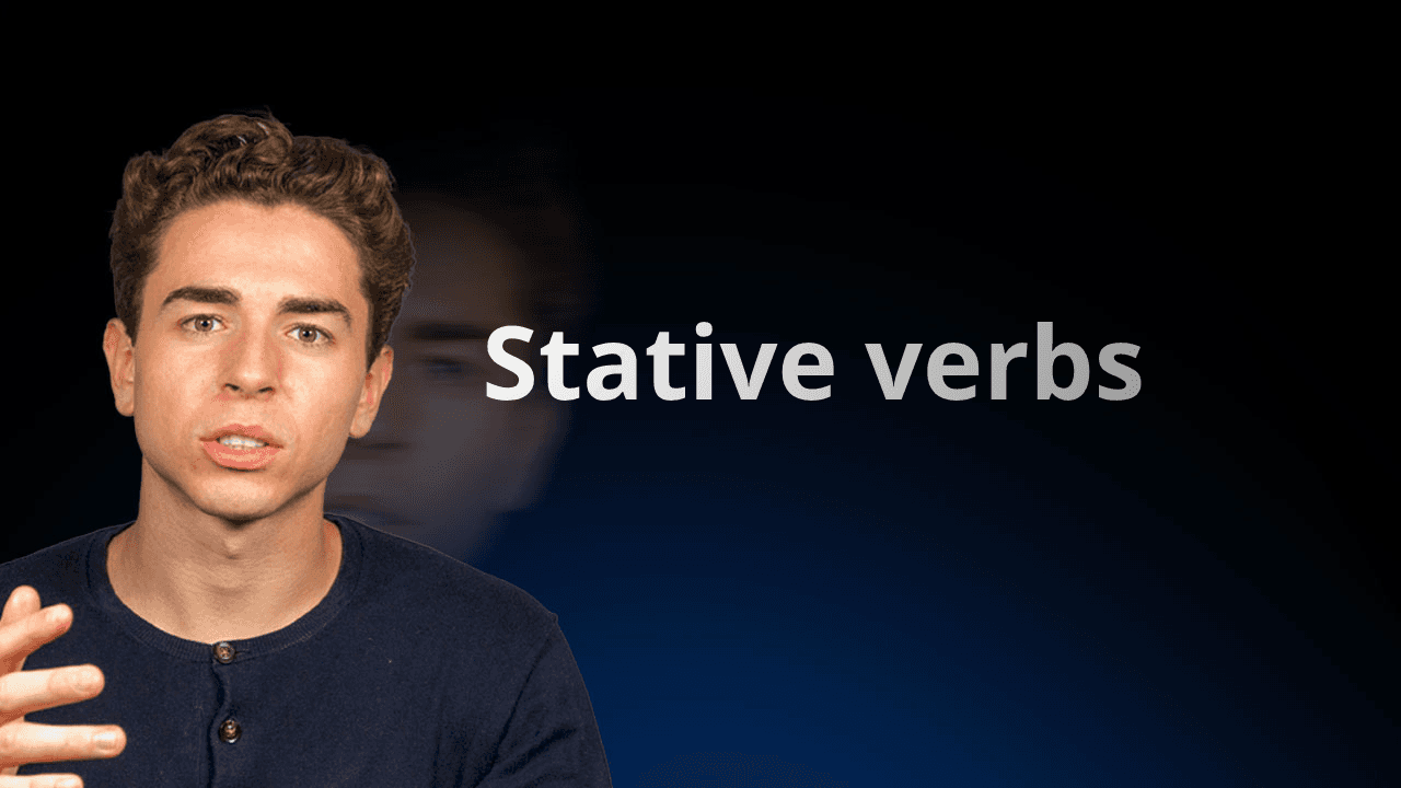 Profesor flowexam.com explicând verbele stative la tablă cu exemple pentru pregătirea examenului TOEIC®