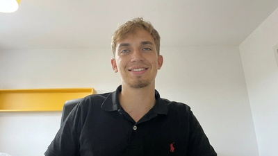 EthanがFlow ExamでTOEICのスコアを伸ばした学習方法、成果、利用した感想を語る体験談動画。