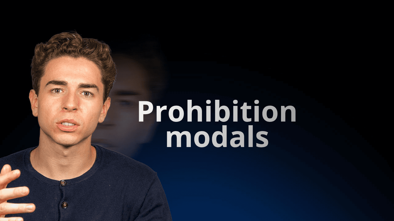 Učitel z flowexam.com vysvětlující v angličtině modální slovesa zákazu s příklady na tabuli pro přípravu na TOEIC®