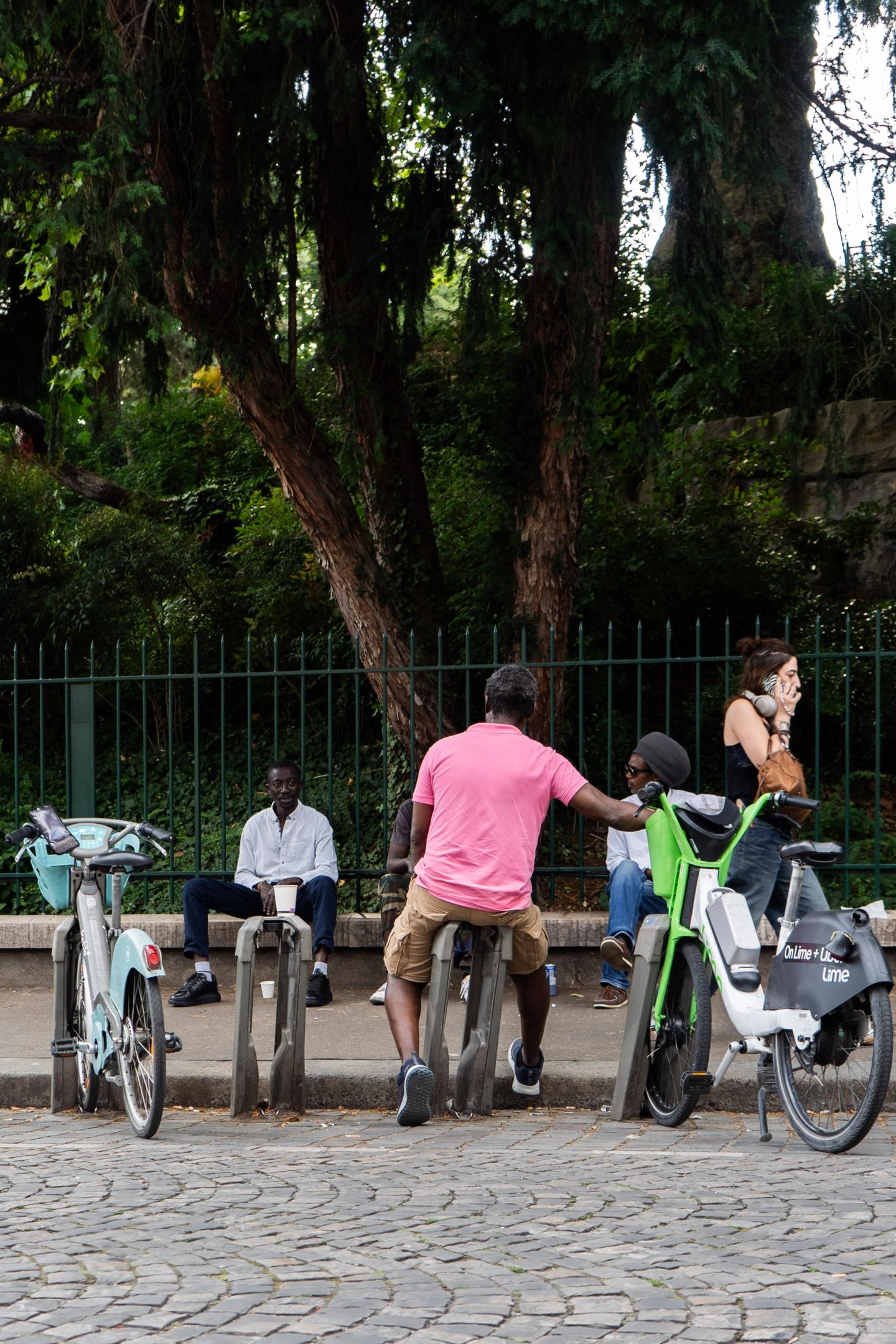 People are chatting in the streets of Paris