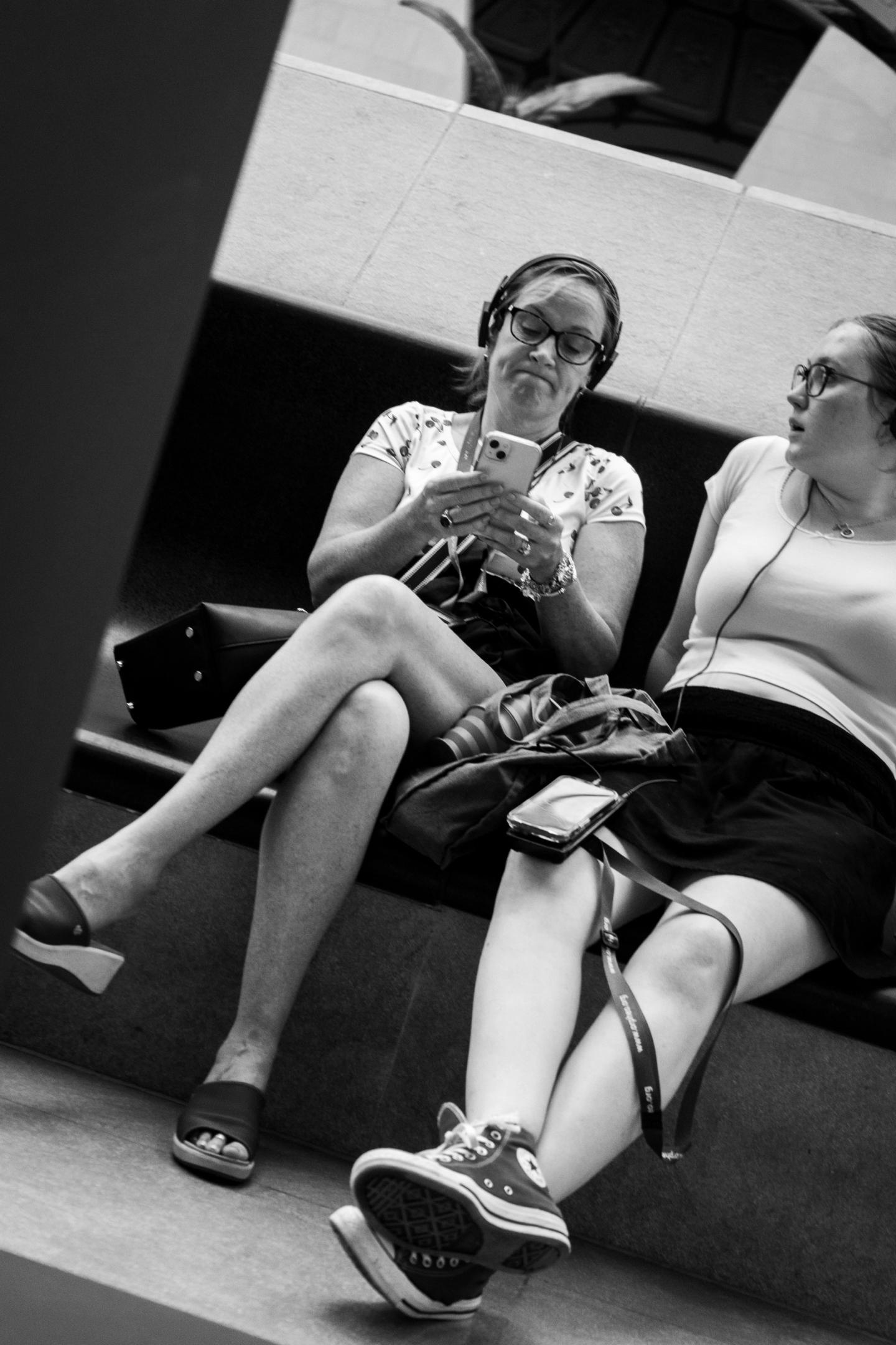 Women are talking in the museum