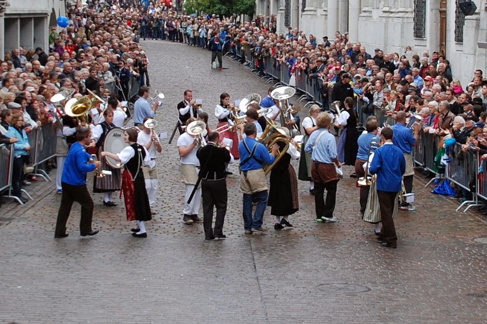 Mit Trachten und Schwingern zum Sieg!