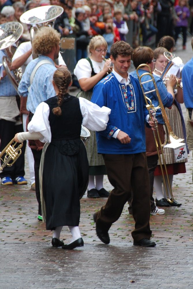 Mit Trachten und Schwingern zum Sieg!