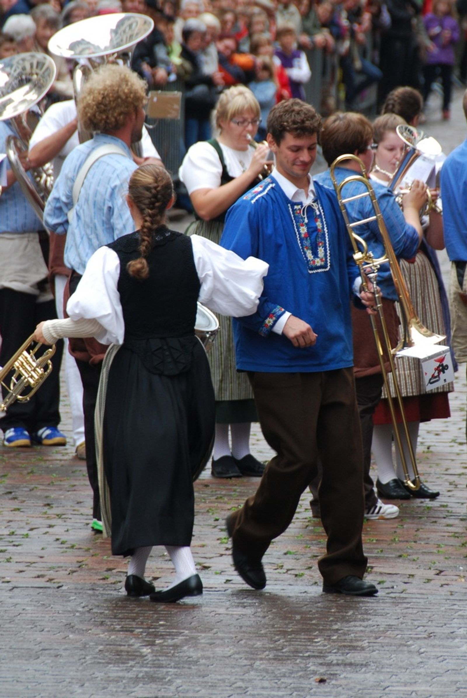 Mit Trachten und Schwingern zum Sieg!