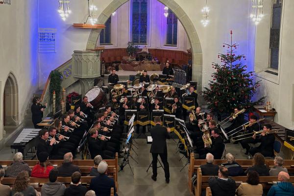 Adventszauber in vollem Klang – Brass Band Emmental verzaubert mit musikalischen Höhepunkten