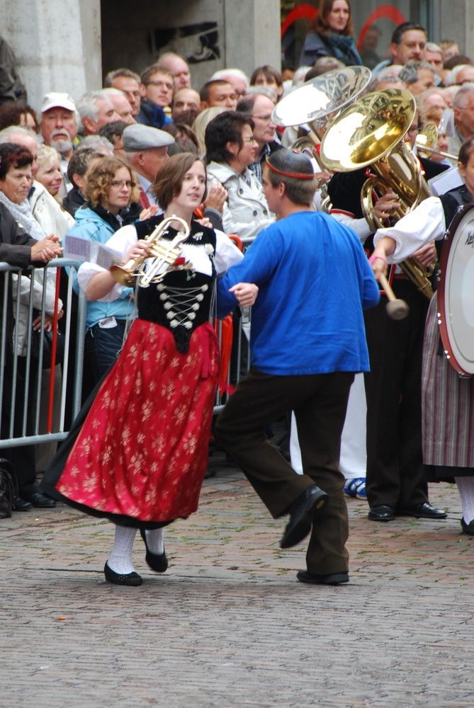 Mit Trachten und Schwingern zum Sieg!