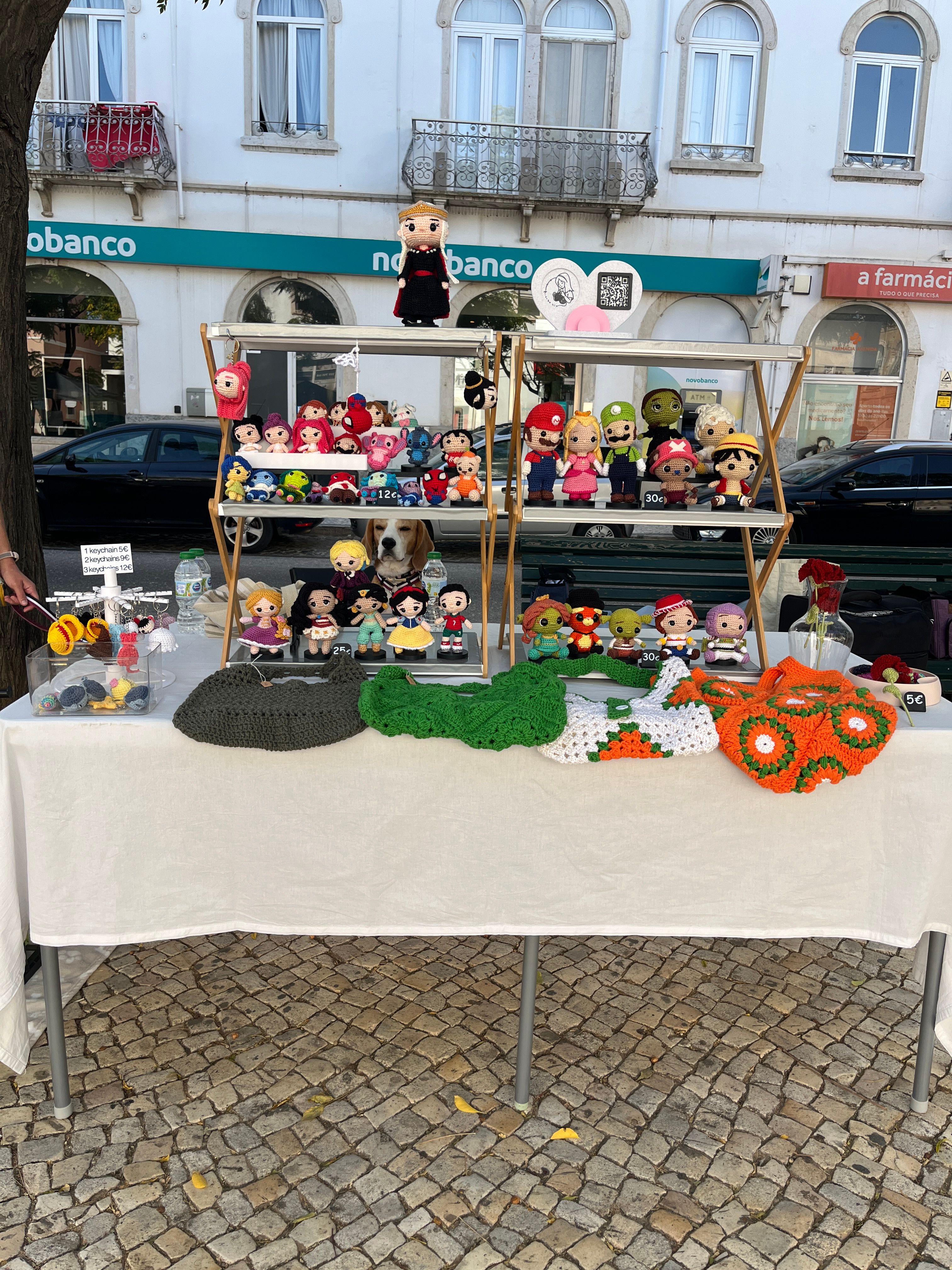 Três bonecos de crochet coloridos na natureza