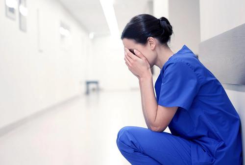Bilde av sykepleier som er fortvilet