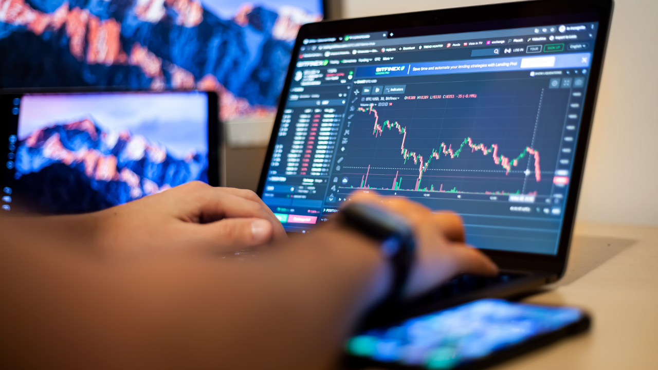 man finding trade - 30-Second Crypto Trading