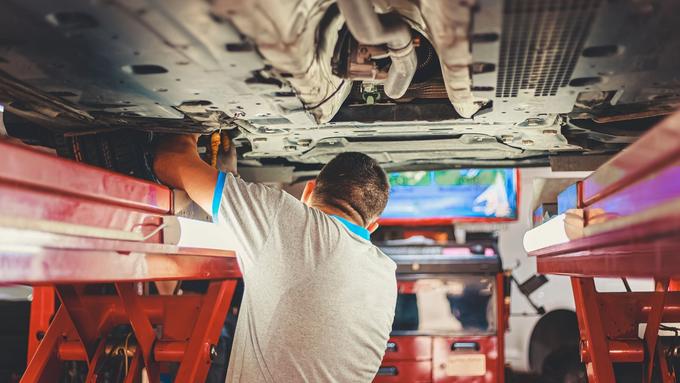 Answering Service for Auto Repair Shops: What Actually Answers When Your Hands Are Full