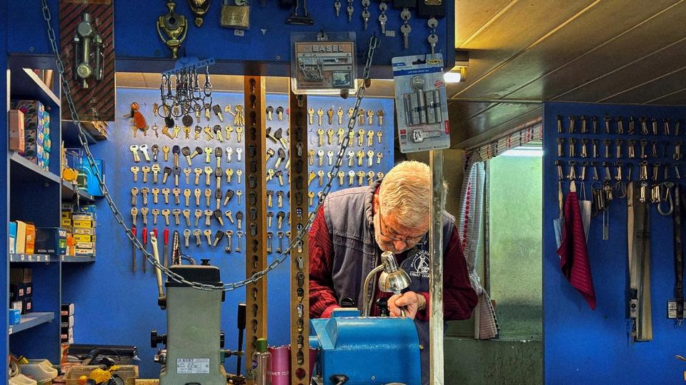 Answering Service for Locksmiths: What Should Answer When Your Hands Are in a Lock