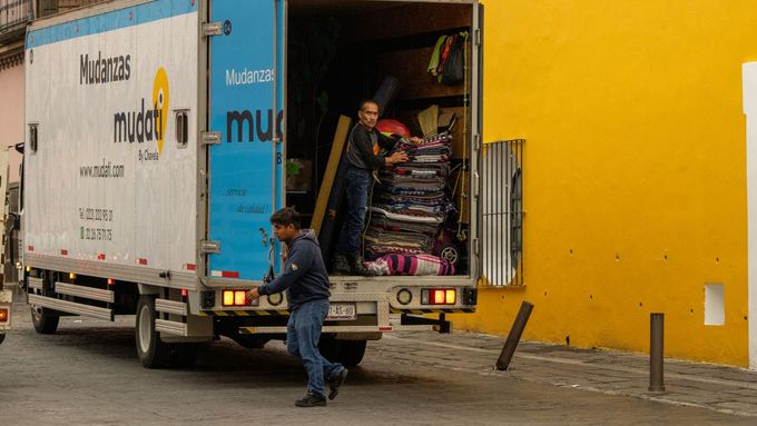 Answering Service for Movers: How to Stop Losing Jobs From the Truck