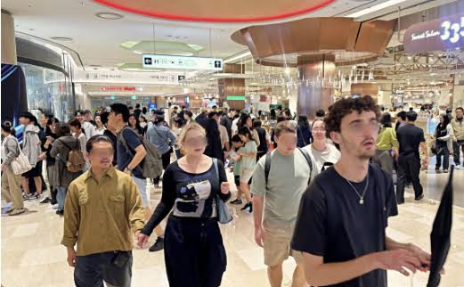 International visitors shopping in Seoul