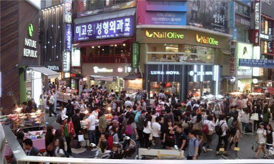 Travelers shopping in Seoul during a short city trip