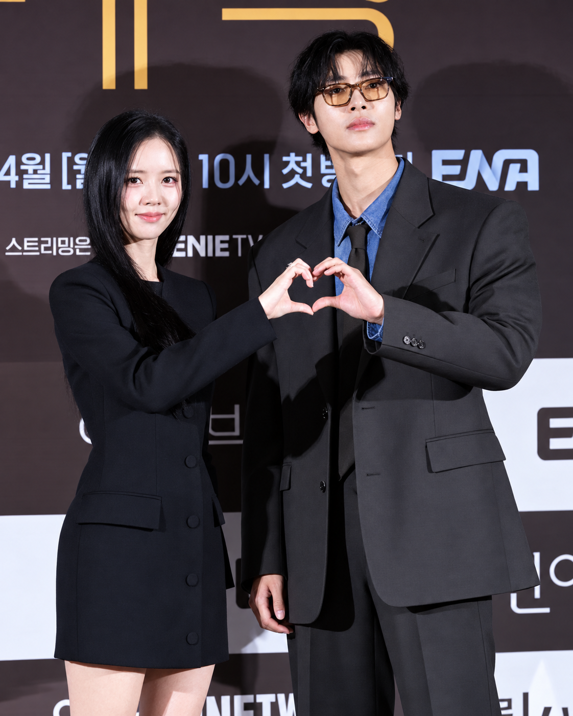 Kim So-hyun and Choo Young-woo in the Korean drama Between Steps