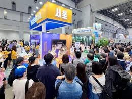 Seoul shopping streets active after dark