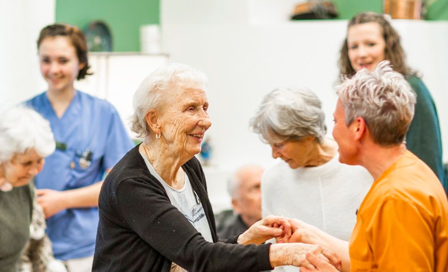 Sang og dans på stua på eldreisnstitutjonen