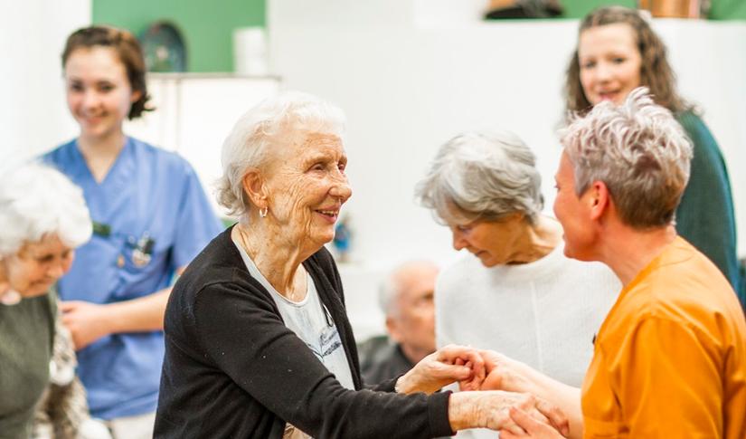 Sang og dans på stua på eldreisnstitutjonen