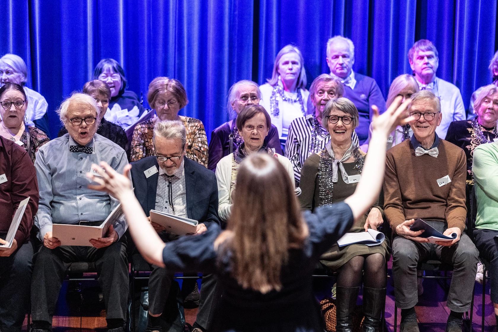 Demenskor og dirigent i aktivitet