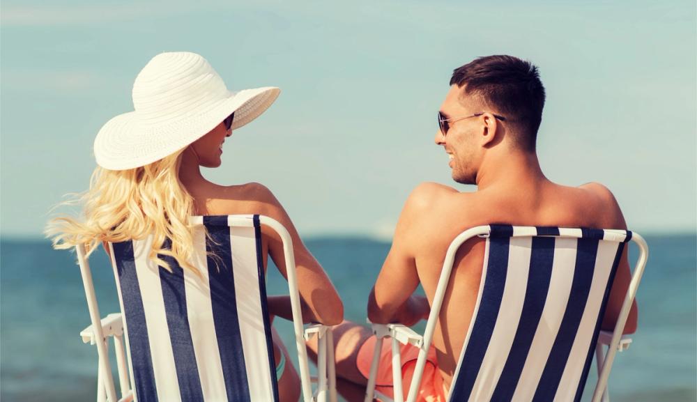 Ung par sitter i solstoler