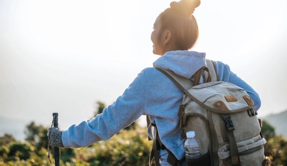 Kvinne på tur i naturen