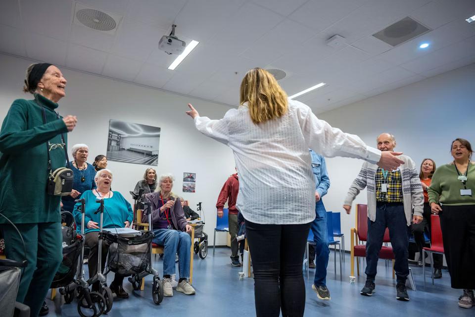 Demenskorøvelse med korister, musikere og dirigent