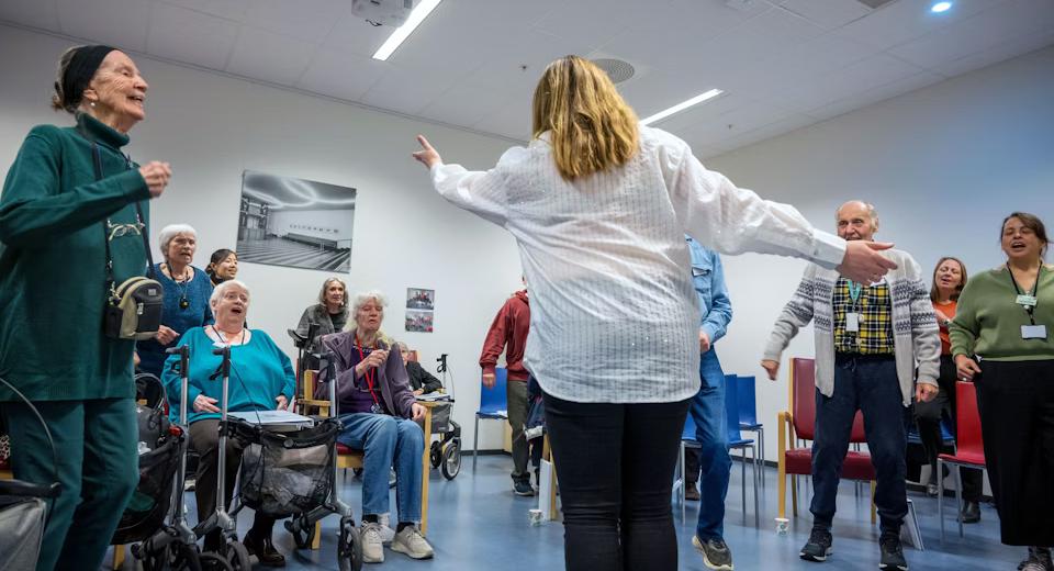 Demenskorøvelse med korister, musikere og dirigent