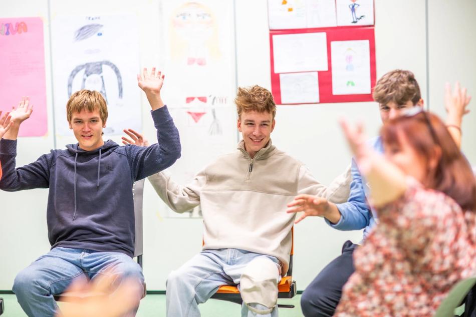 Elever på Knarvik vgs synger i klasserommet