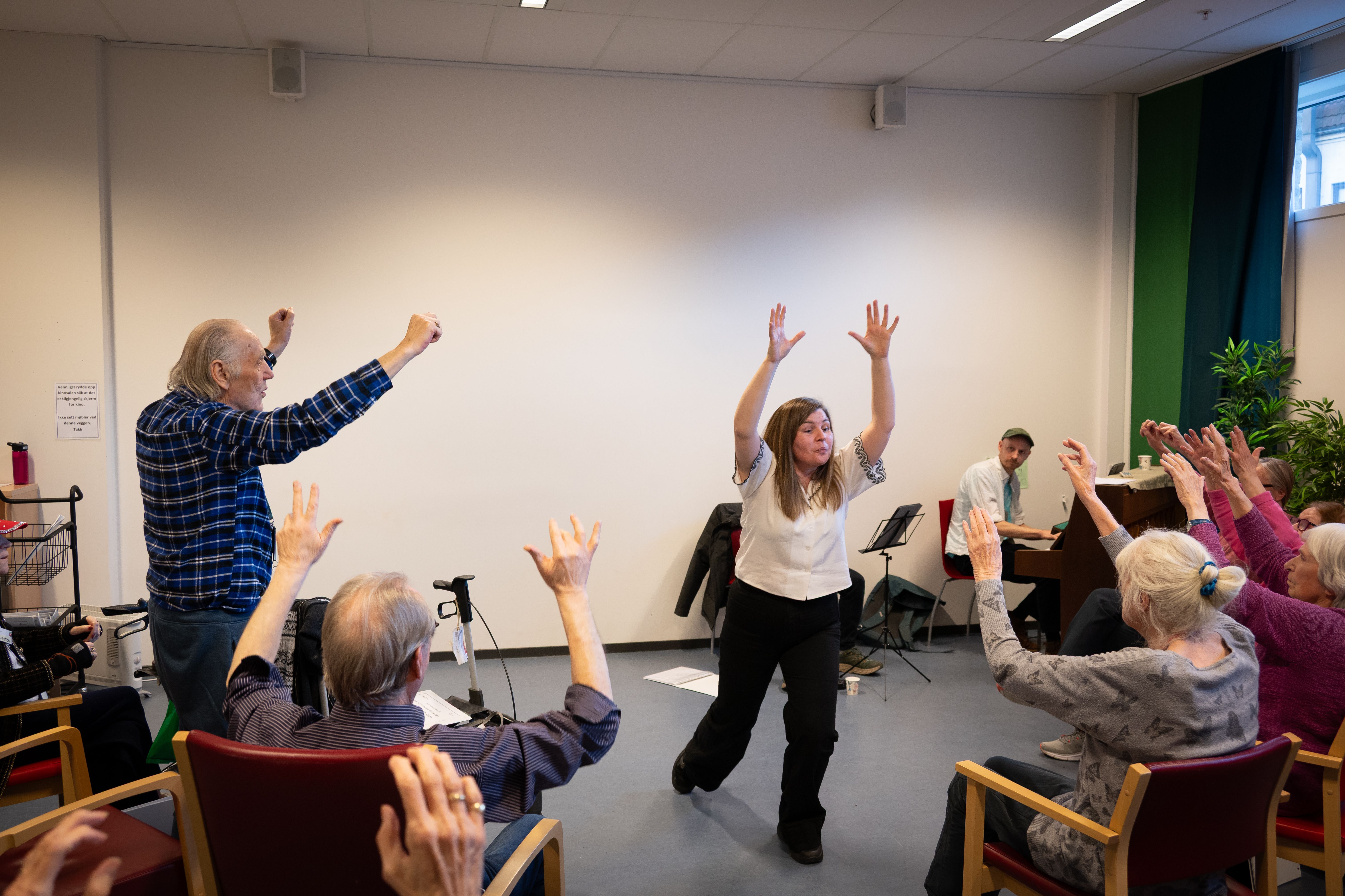 Sangtrim- sang og bevegelse som oppvarming i demenskor