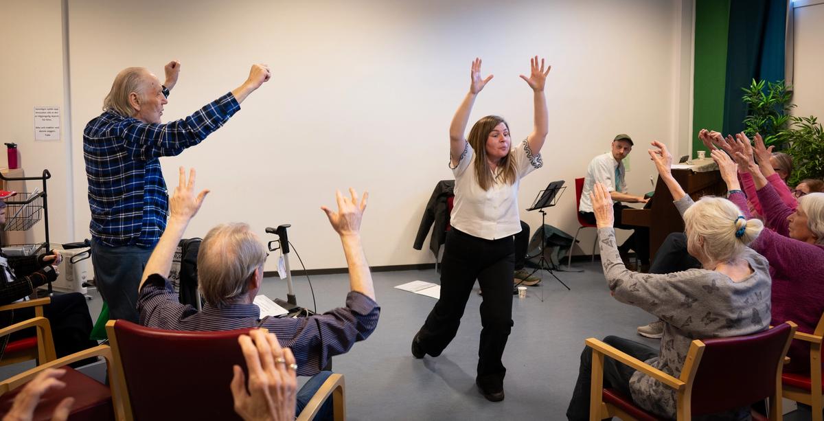 Sangtrim- sang og bevegelse som oppvarming i demenskor